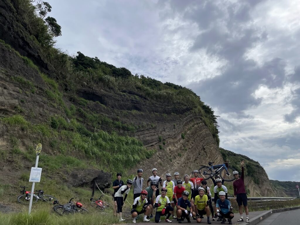 伊豆大島バームクーヘン断層前でお客様と集合写真